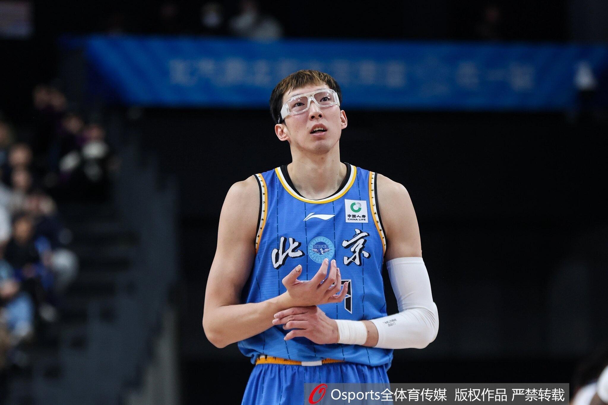 开云移动端-暴怒!周琦篮下进攻被焦海龙盖帽打中头部,气得摘下护目镜怒怼对方
