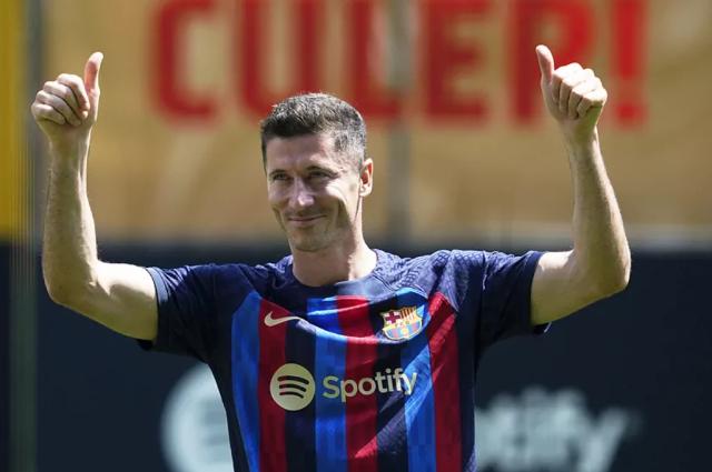 开云下载-梅西离巴萨周年日，莱万亮相，巴萨距全注册有多远？